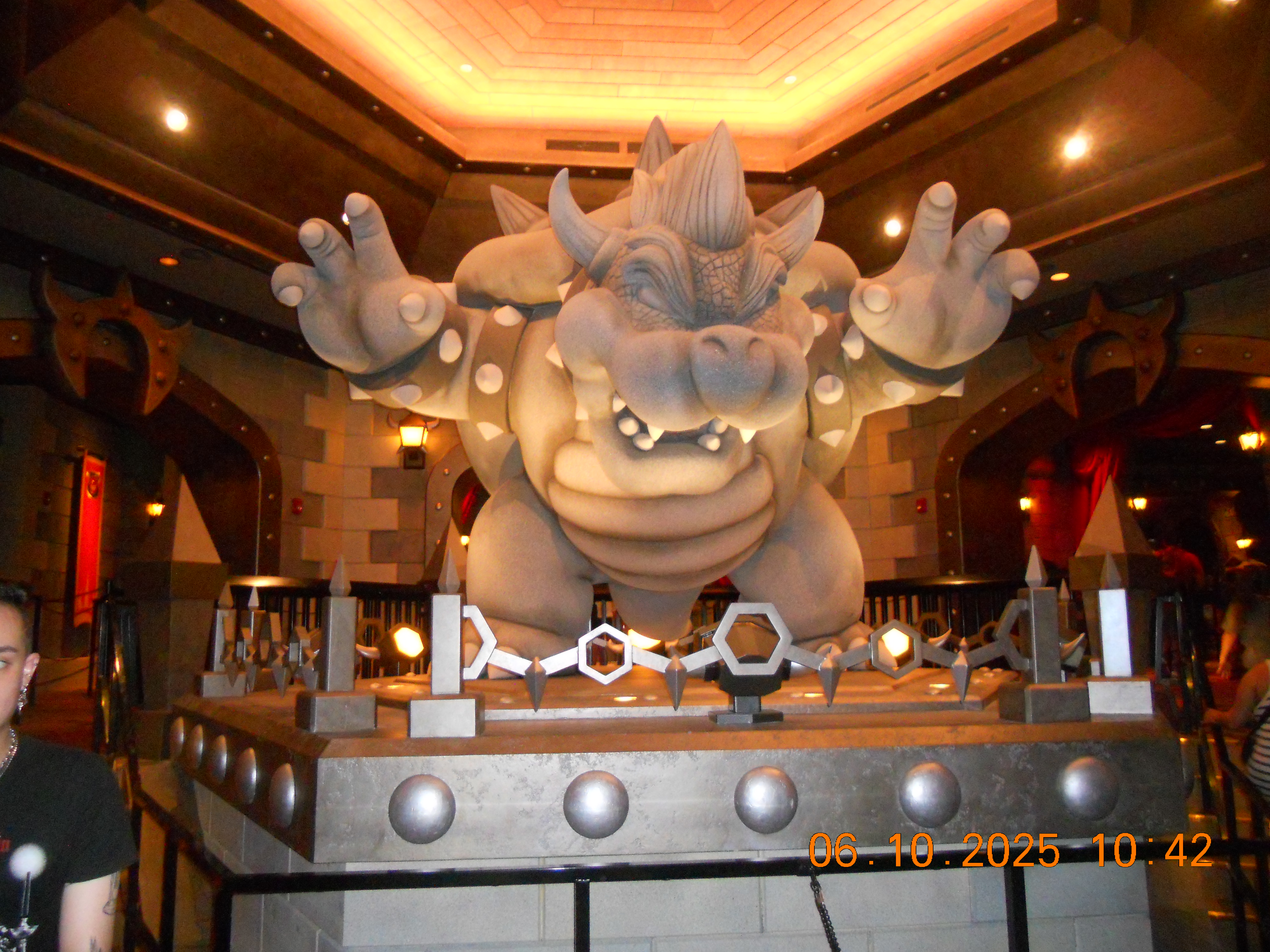 Universal's Epic Studios Bowser statue 6/10/2025 on the NIKON COOLPIX S205